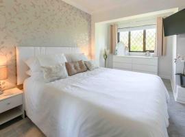 Quiet 1-bedroom bungalow with free on-site parking, hotell i Hordle