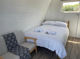 Cosy Glamping Pod with shared facilities, Nr Kingsbridge and Salcombe, hotel v destinaci Kingsbridge