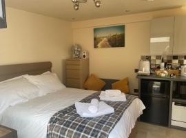 Auntie Bett's - Cosy double ensuite room with mini kitchen, hotel with parking in Kingsbridge