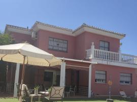 Villa 28 de julio Casa Rural con piscina en Granada, загородный дом в городе Гранада