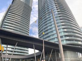 Comfort Opulence Suites Downtown High Floor Condo with Balcony City View, hotel near Scotiabank Arena, Toronto