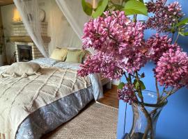 Cosy guesthouse with sauna and outdoor kitchen, Pension in Kuressaare