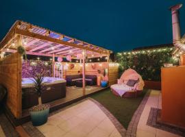 Cosy Hot Tub Getaway Bungalow، بيت عطلات في أرما