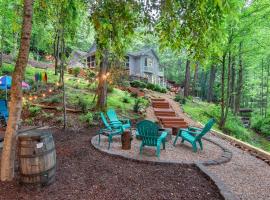 Creekside Hideaway, Hot Tub, View, Grill, Fire Pit，亨德森維爾的公寓