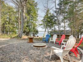 Lakefront Phelps Cabin with Boat Dock and Water Toys!, huvila kohteessa Phelps