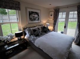 Loch Lomond Unique Selfcontained bed+bathroom, golf hotel in Alexandria