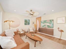 Luxury Beach House Oasis 3 Blocks from the Beach, luksushotelli kohteessa Cape Canaveral