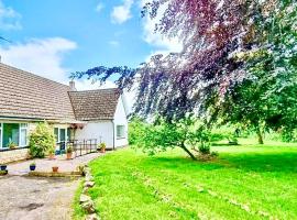 THREE BEDROOM Rural, relaxing and peaceful,DOGS welcome!, hotel din Abergavenny