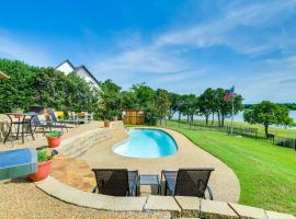 Lakefront Little Elm Home with Private Pool!, biệt thự ở Little Elm