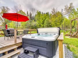 Vermont Vacation Rental Hot Tub, Near Ski Resorts, hotel con parking en Mount Holly