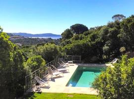 Holiday home in Cavalaire-sur-Mer with a pool, hotelli kohteessa Cavalaire-sur-Mer
