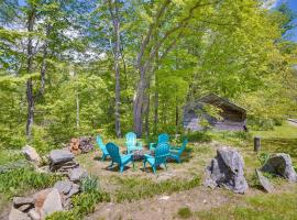 12-Acre Vacation Rental in the Berkshires!, hotell med parkeringsplass i Hawley
