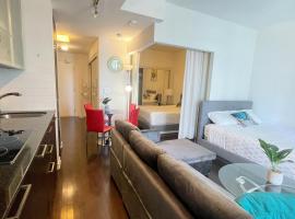 Comfort Opulence Suites Downtown 16th Floor Condo with Balcony free Parking, hotel in Toronto