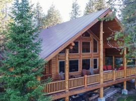 Lumberjack Lodge by KABINO Hot Tub Fire Pit Satellite WiFi Grill Large Porch, hotel in Island Park