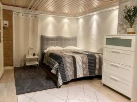 Lower floor of 50 sqm in nice villa with parking, hotell i Stockholm