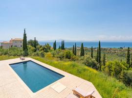 Villa Sadova Private pool Panoramic view、カラマタのコテージ