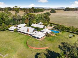 Finsbury House - Luxury 8 Bedroom Farm Homestead with Pool, hotel in Kilmore