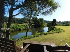 Riverbend Cottage Cabin - Little Heaven, villa in Nambour