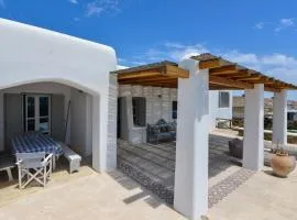 Mykonos 4 bedroom Cycladic home with free parking