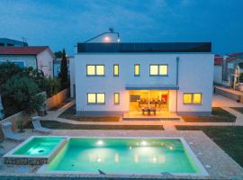 Luxury eight bedroom villa with swimming pool and jacuzzi 100 meters from the sea, hotel en Vir