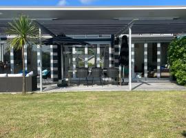 Medlands Beach House, hotel with parking in Great Barrier Island