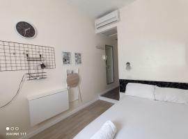 Private rooms near the beach center, hotell i Tel Aviv