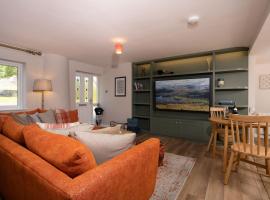 Contemporary Home with Parking by LetMeStay, hotel barato en Kendal