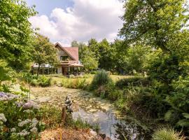 Peacefully located villa with stunning garden and hot tub, hótel í Oostkamp