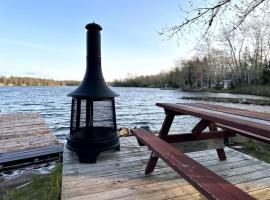 Archie's Lakeside Cabin, villa i Wolfville