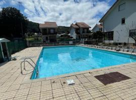Chalet en urbanización con piscina, villa en Argoños
