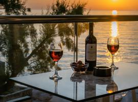 Black Rocks Luxury Seafront Beach Suite, vakantiehuis in Agios Gordios