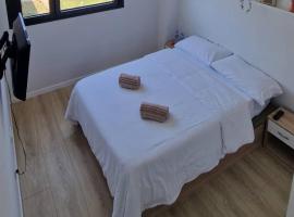 Habitación confortable para parejas (1), guest house in Barcelona