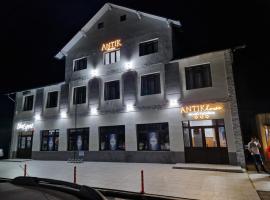 ANTIK HOUSE، فندق مع موقف سيارات في Cornu de Jos