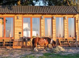 La vie en Rose - Pet friendly Tiny house in the nature with fenced garden คันทรีเฮาส์ในตอร์เฮาท์
