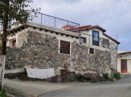THE ROCK HOUSE - Beautiful countryside with mandarins oranges and olive trees,. Near Limassol at Eptagonia village., hotell med parkeringsplass i Ephtagonia