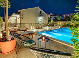 Holiday Home Josipa with heated pool, villa i Supetar