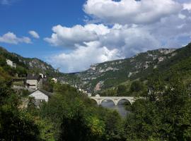 H&ocirc;tel-Restaurant Le Parisien, hotel rom&aacute;ntico en Les Vignes
