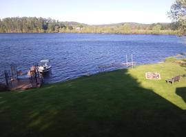 Peaceful restful & fun on the water, guest house in Golden Lake