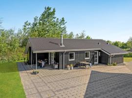 Three-Bedroom Holiday Home In Tarm, hotel di Tarm