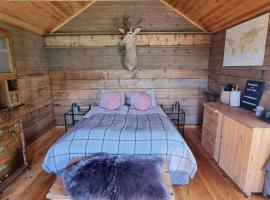 Cozy cabin in the mountains, hótel með bílastæði 