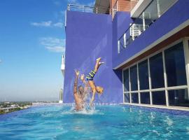 City Central Apartment in Kingston fully AC with Pool, hotel v destinaci Kingston