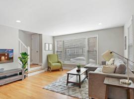 Sunny & Spacious 3-Bedroom Apt - Carmen 5640 & 5641 rep, haustierfreundliches Hotel in Chicago