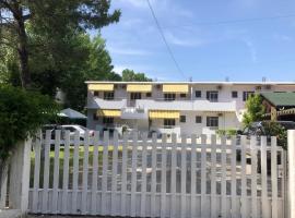 Ramadani Apartments, hotel in Velipojë