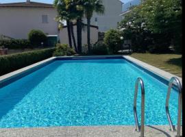 Ampie camere con balcone giardino e piscina, hotel a Gordola