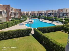 Exquisite Villa Rentals at North Coast Marsiellia Beach 4 Families, hotelli kohteessa El Alamein