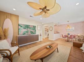 Luxury Villa 3 Blocks from the Beach with Pool a Fire Pit and Outdoor Oasis, strandhotell i Cape Canaveral