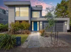 5 Bedroom House - Sleeps 11 - Golf Course Views - Free Parking - Free WIFI