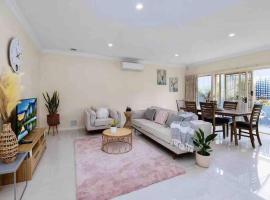 4 bedrooms house walking to shopping town#20A, alquiler vacacional en Doncaster