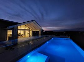 Country Hamptons Coastal Chic with Heated Pool, hotel en Ruakaka