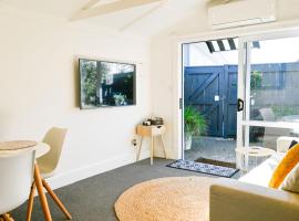 Modern and Private Guesthouse with Hot Tub located 500m to Havelock North Village, apartmán v destinaci Havelock North